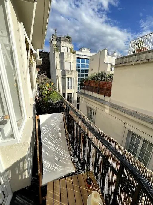 Triplex Lumineux Avec Balcon - 500M Champs Elysees Paris France