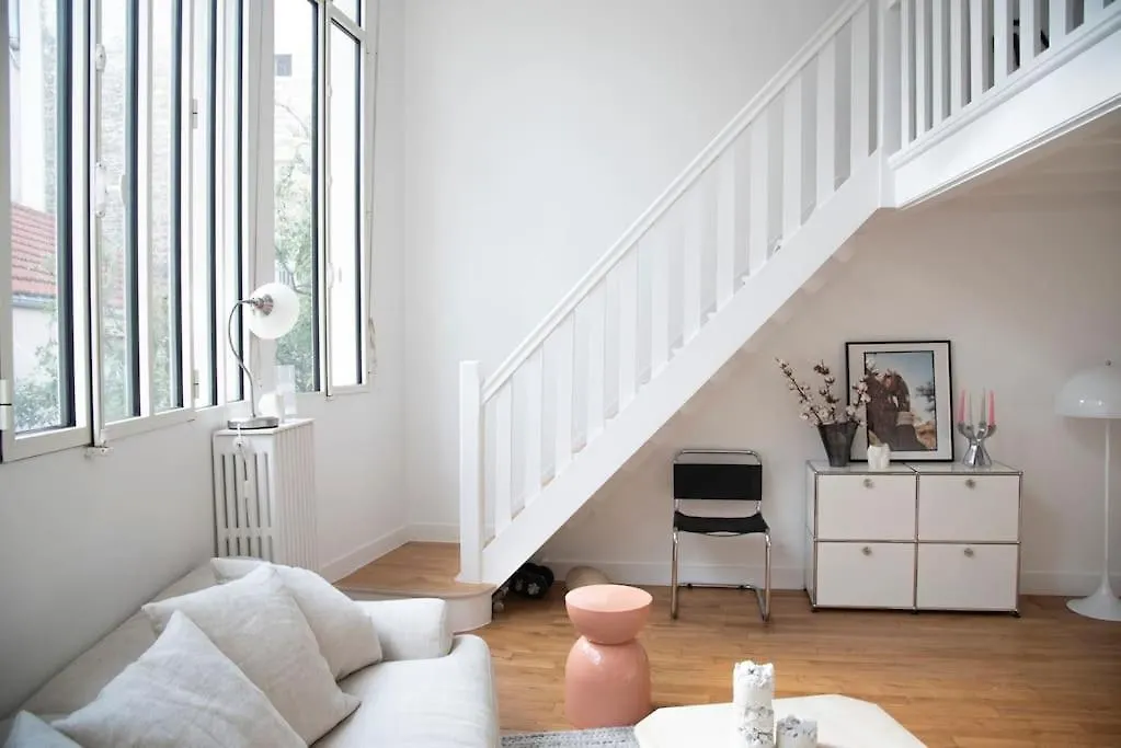 Triplex Lumineux Avec Balcon - 500M Champs Elysees Paris France